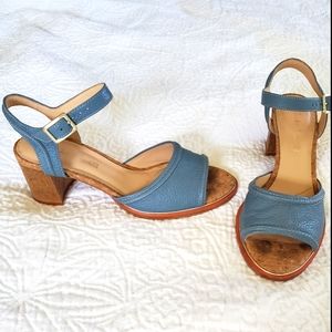 SZ 7 Clark's plus cushin blue heels